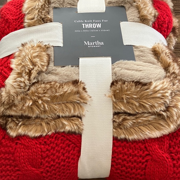Martha Stewart Red Cable Knit Faux Fur Throw - Picture 1 of 6